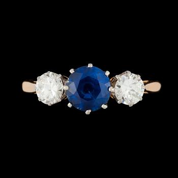 949. A facett cut sapphire ring set with brilliant cut diamonds.