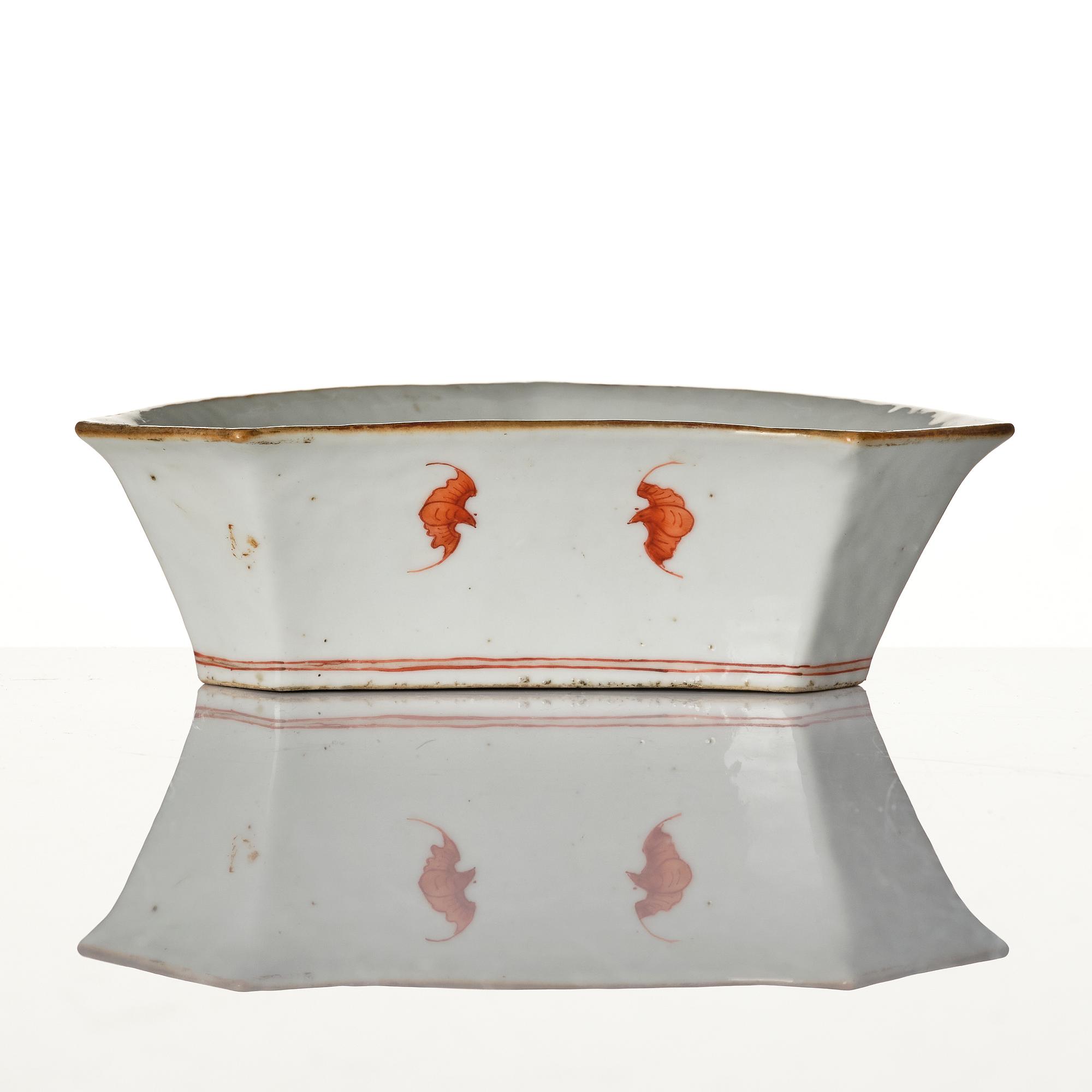 A Chinese famlle rose porcelain bowl, late Qing dynasty.