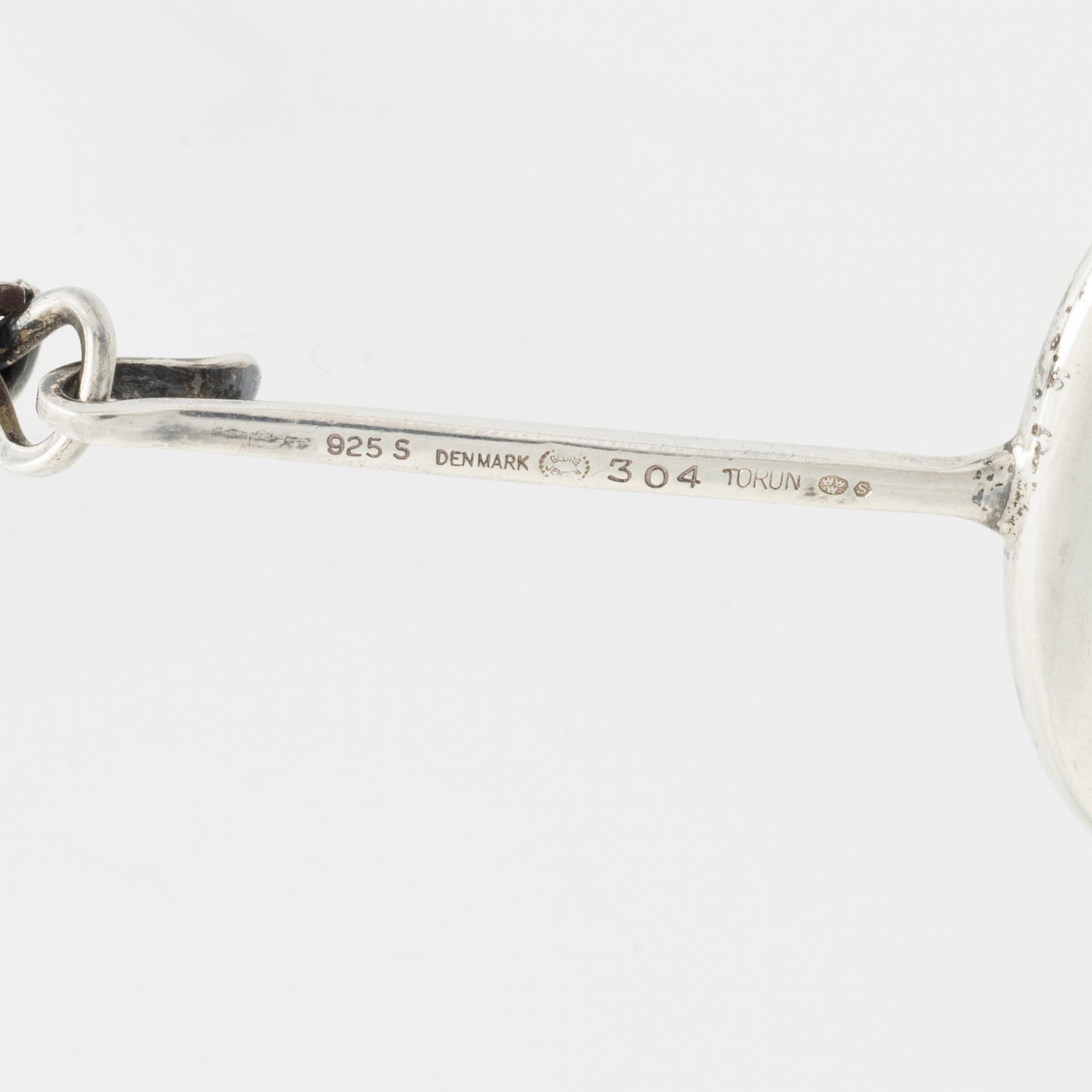 Vivianna Torun Bülow-Hübe/Georg Jensen halsring med hänge, sterling silver.