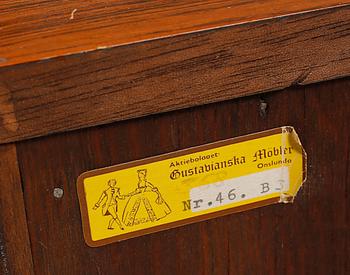 SÄNGBORD, 2 snarlika, gustaviansk stil, 1900-talets mitt.