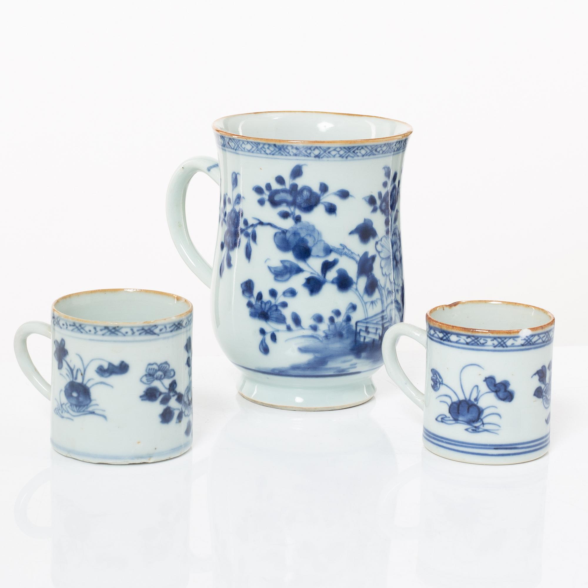 Krus, samt muggar två stycken, porslin. Qingdynastin, 1700-tal.