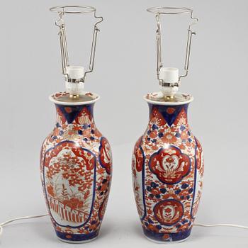 BORDSLAMPOR, ett par, porslin, Kina, 1900-tals första hälft.
