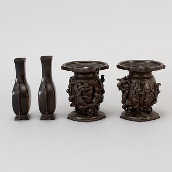 VASER, ett par, samt RÖKELSEKAR, ett par, brons. Japan, Meiji (1868-1912) samt tidigt 1900-tal.