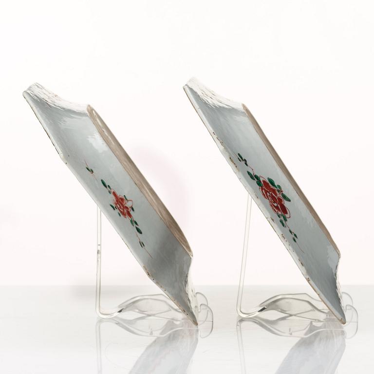 A pair of famille verte pie crust dishes, Qing dynasty, Kangxi (1662-1722).