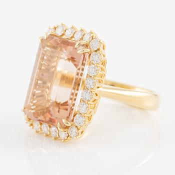 Ring 18K guld med en fasettslipad morganit och runda briljantslipade diamanter.
