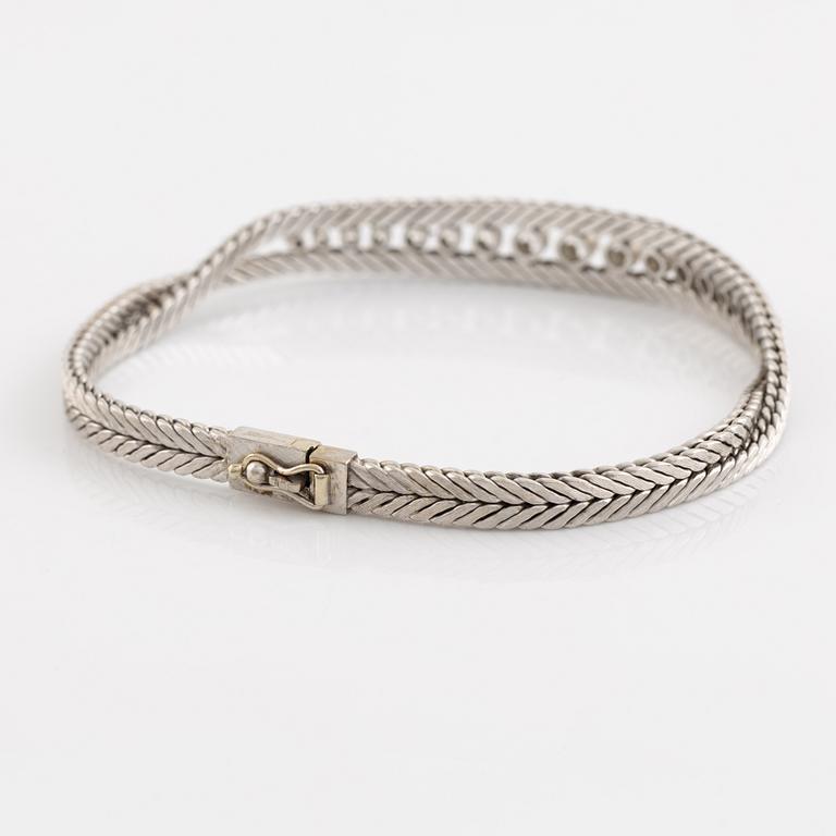 18K white gold and brilliant cut diamond bracelet.