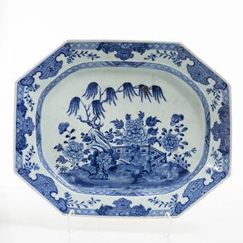 A blue and white serving dish, Qing dynasty, Qianlong (1736-95).