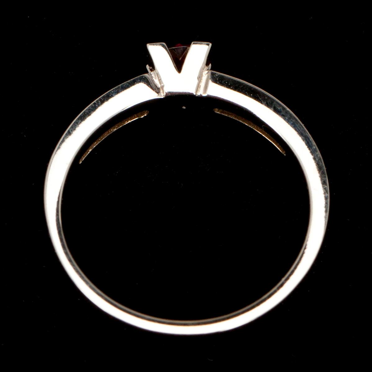 RING, vitguld 14K med granat 0,40 ct. och 10 st briljantslipade diamanter tot. 0,16 ct. Vikt 5 g.