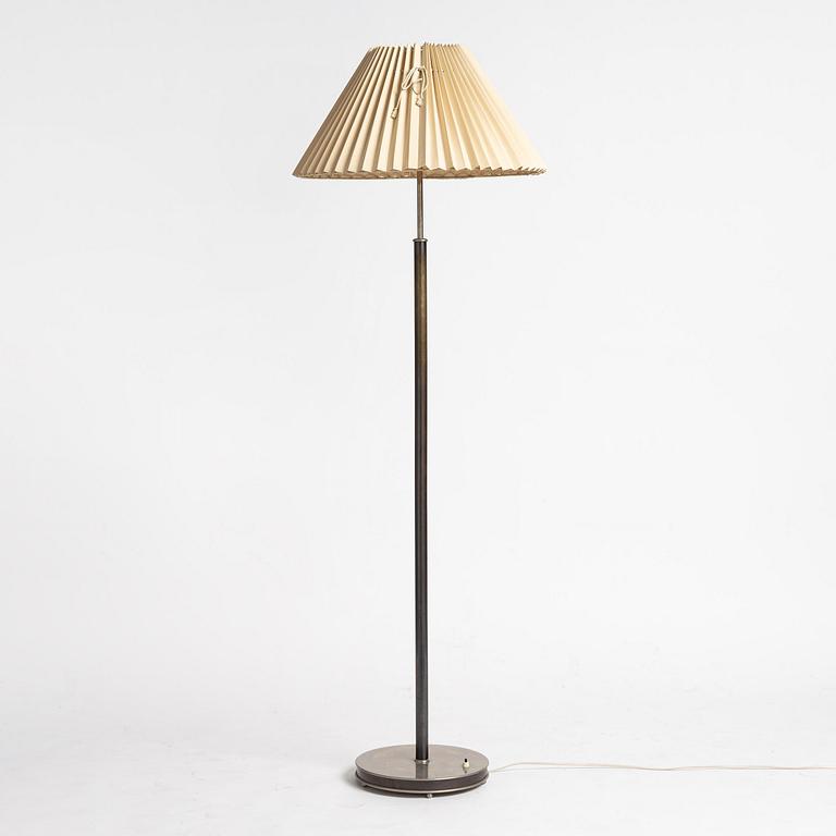 Josef Frank, golvlampa, modell "G 2148", Firma Svenskt Tenn, 1930-40-tal.