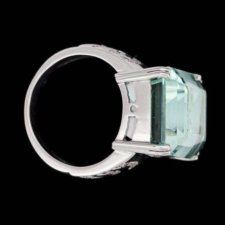 RING, trappslipad akvamarin, 23.25 ct med briljantslipade diamanter, tot. 0.98 ct.