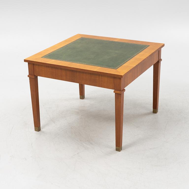 A oak table, 20th century.