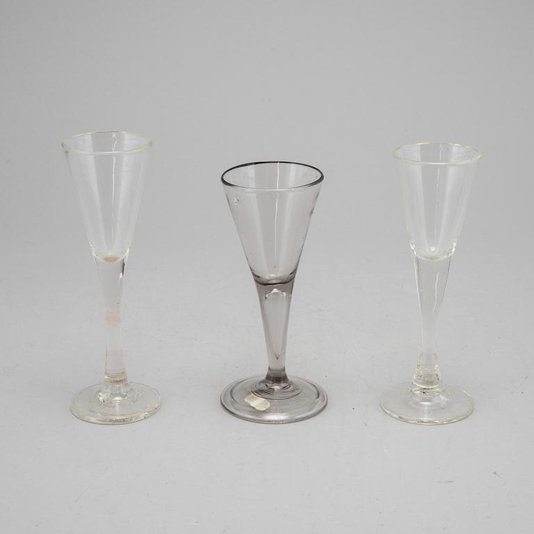 Spetsglas, tre stycken, 1+1+1, 1700-tal, samt omkring år 1800.