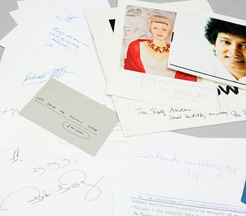 PARTI KONSTNÄRS- OCH FÖRFATTARAUTOGRAFER, 19 st, bla Jean M. Auel, SAMT SIGNERAD BOK. Egenhändiga.