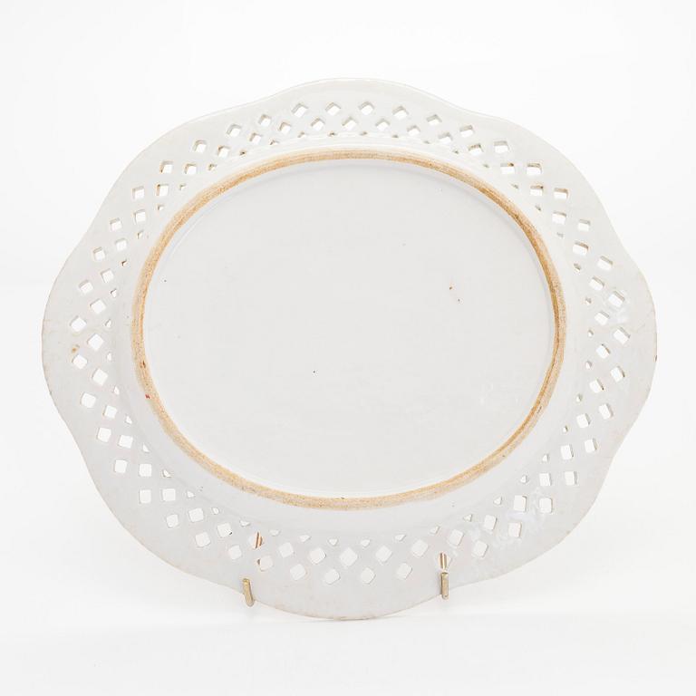 Kulho, maljakko ja vati, posliinia. Kiina, 1700/1900-luku. Sekä kulho, cloisonné. Japani, 1900-luvun alku.