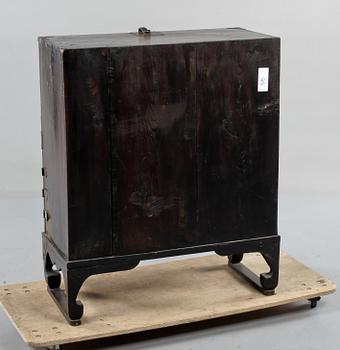 SKÅP, orientaliskt, omkring 1900-talets mitt.