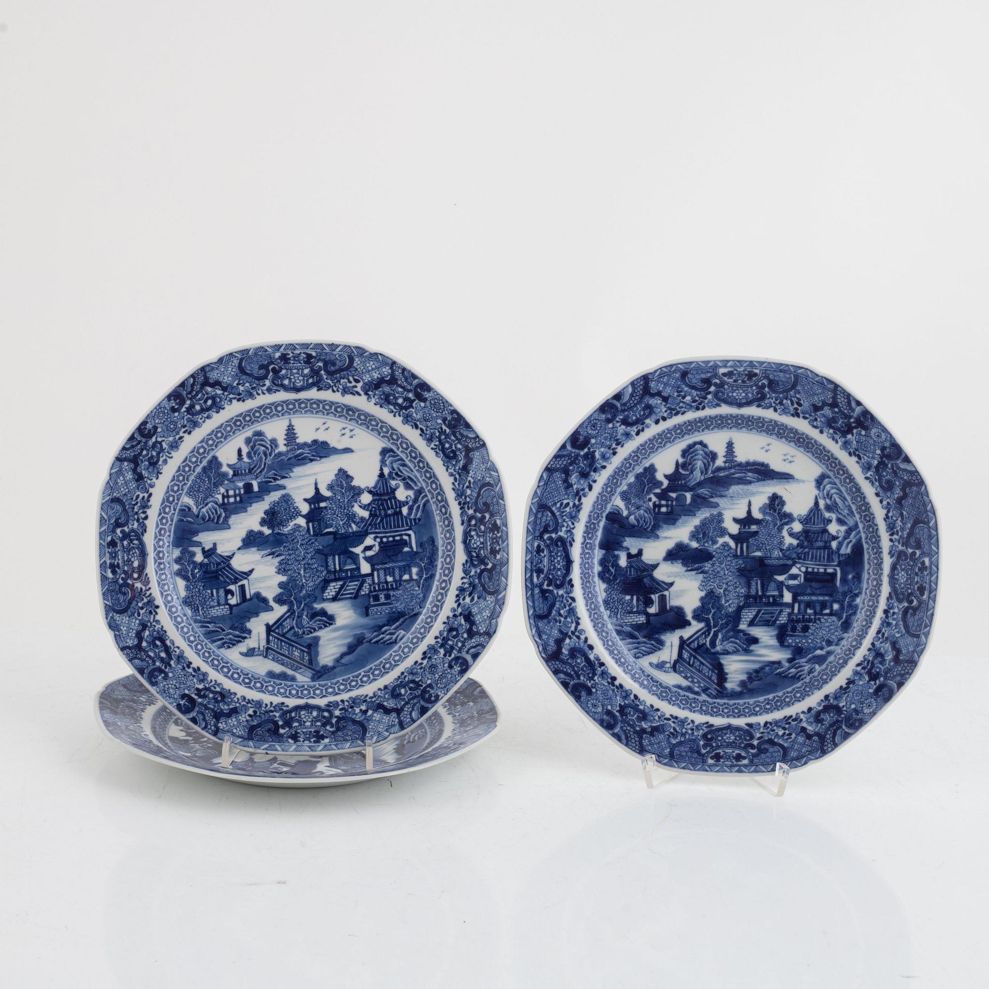 A set of seven Chinese export porcelain plates, Qing dynasty, Qianlong (1736-95).