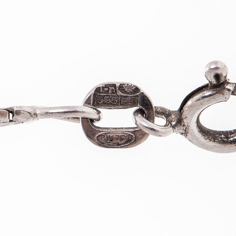 Tapio Wirkkala, hänge "Silvermåne", sterling silver, Westerback, Helsingfors 1971, kedja medföljer.