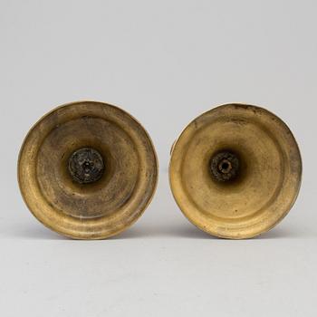 LJUSSTAKAR, ett par, brons, gustavianska, sent 1700-tal.
