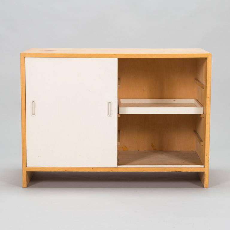 Aino Aalto, skåp, modell 217, O.Y. Huonekalu- ja Rakennustyötehdas A.B. 1900-talets mitt.