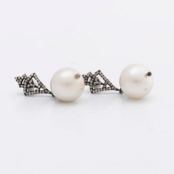 EARRINGS silver and gold 2 South Sea pearls approx 13 mm and vari-cut diamonds approx 0,20 ct in total.