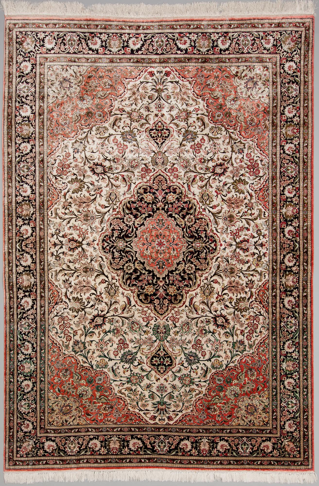 MATTA, orientalisk, siden på bomullsvarp, old. Ca 304x210 cm.