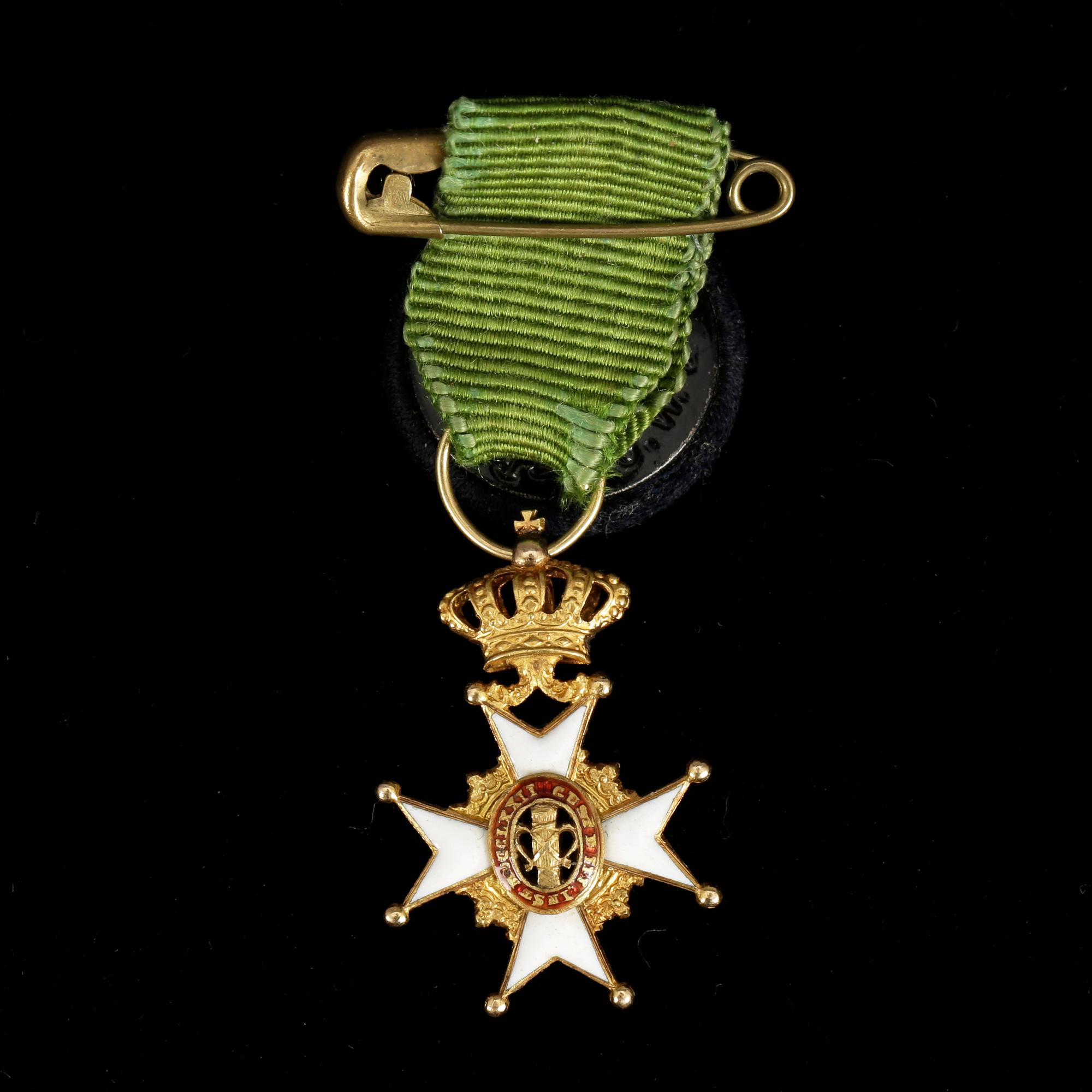 KUNGLIGA VASAORDENS RIDDARTECKEN I MINIATYR, förfylld- samt emaljerad metall, 1900-tal.