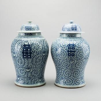 A pair of Chinese blue and white lid urns, turn of the cenntury 1900.