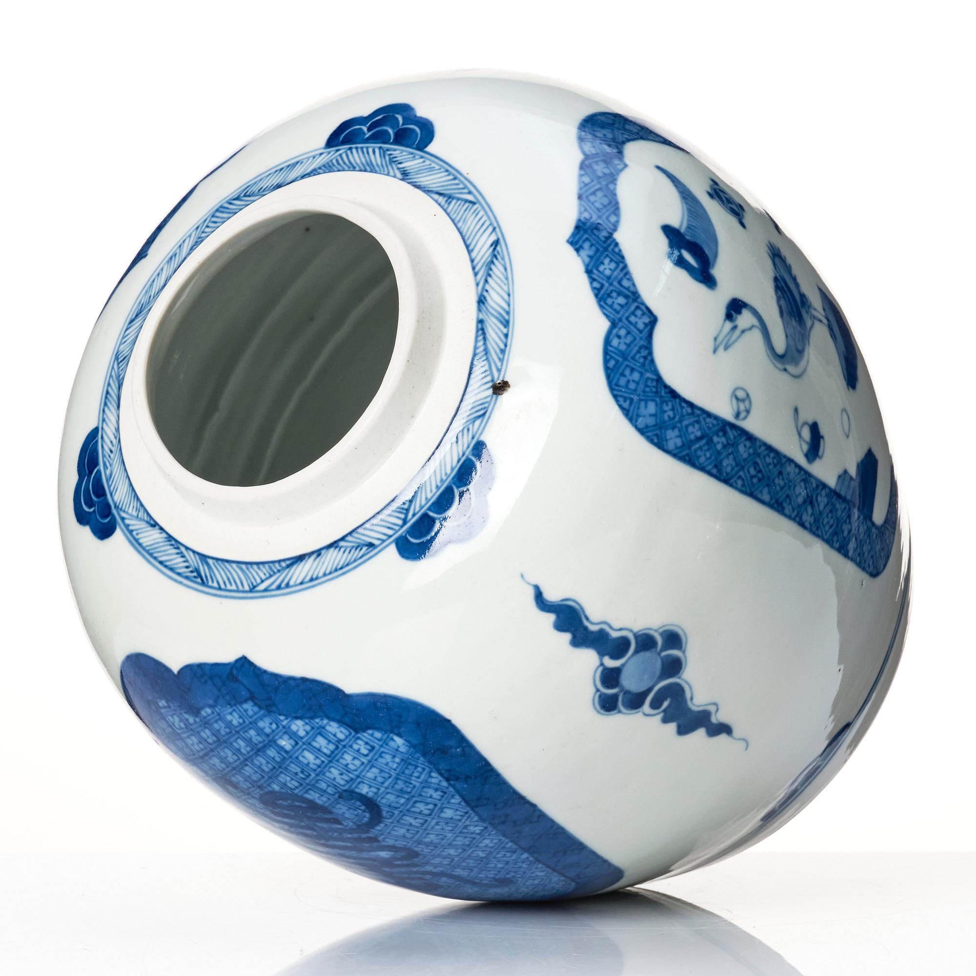 A blue and white jar, Qing dynasty, Kangxi (1662-1722).