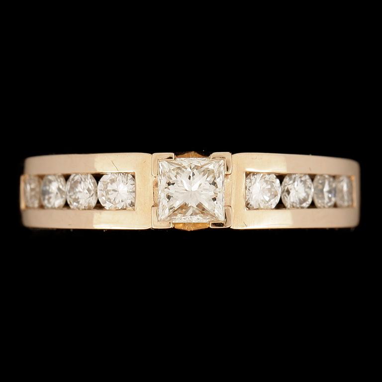 RING, 14k guld, pricesslipad diamant ca 0,36ct samt 8 briljantslipade diamanter tot ca 0,49ct. Vikt ca 5,7 gram.