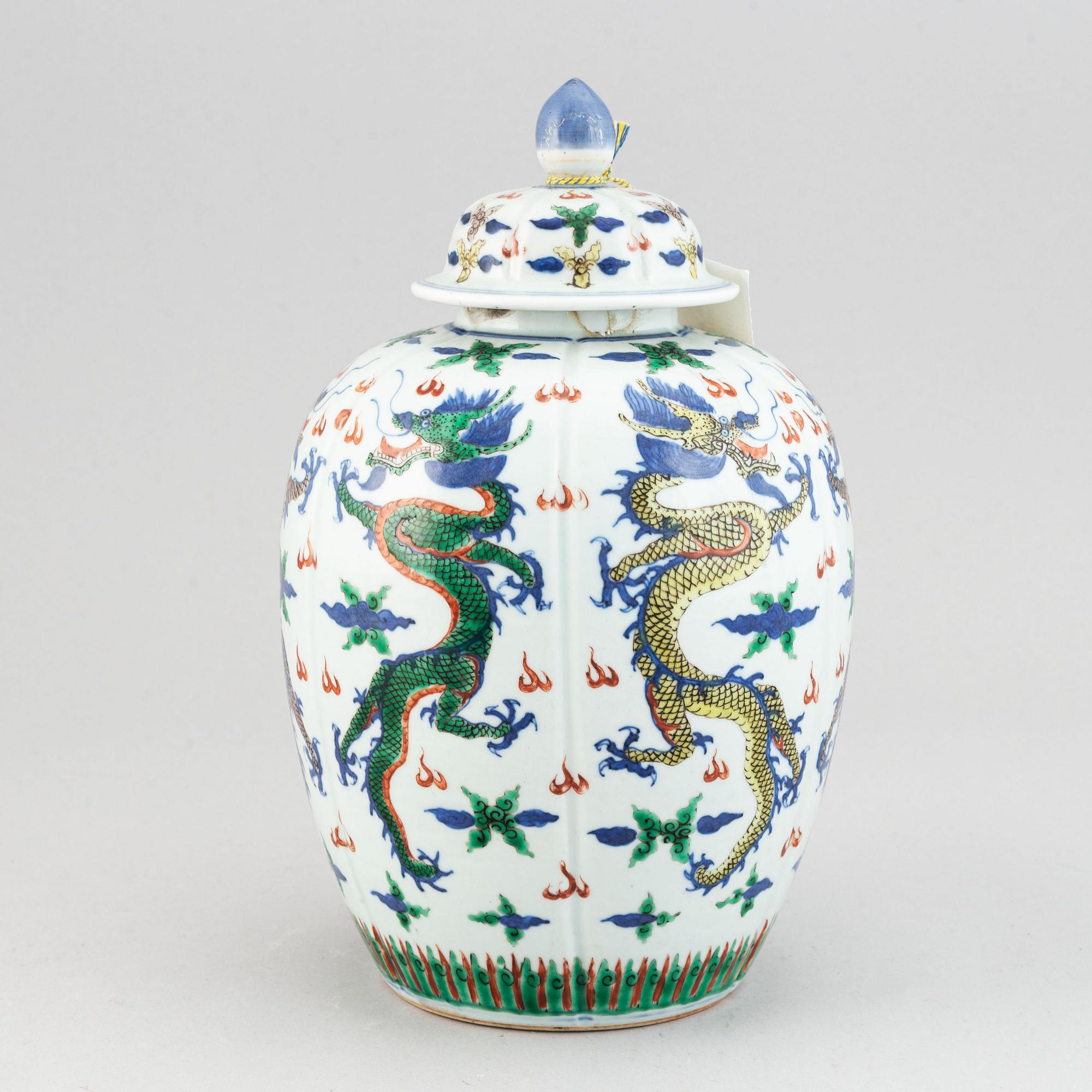 A Chinese wucai vase with cover, early 20th century.