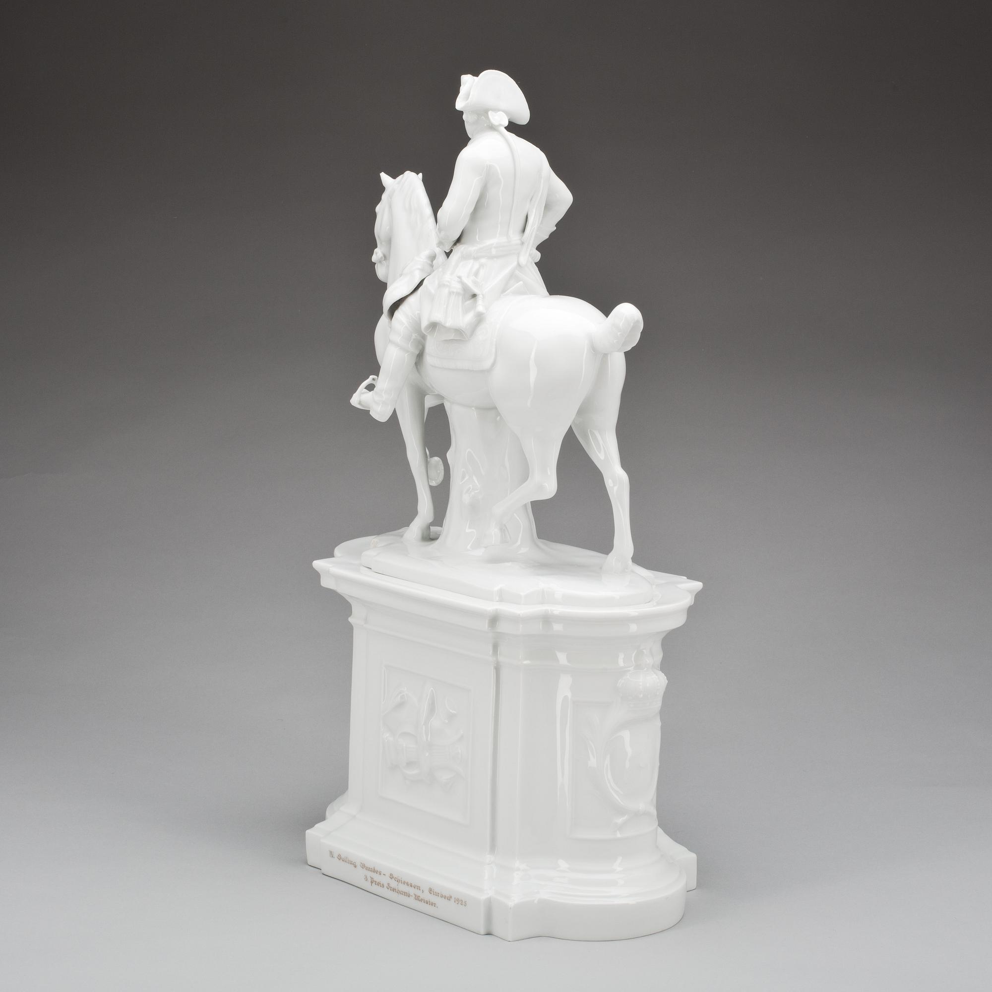 FIGURIN på POSTAMENTE, porslin, Fürstenberg, 1900-tal.