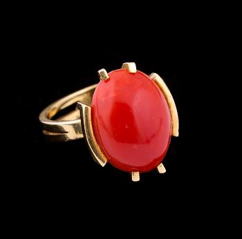 RING, 18 k guld med cabochonslipad korall. Vikt ca 7 g.