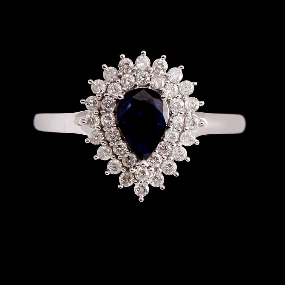 RING, 9 k vitguld, safir ca 1.00 ct, diamanter tot ca 0.56 ct.