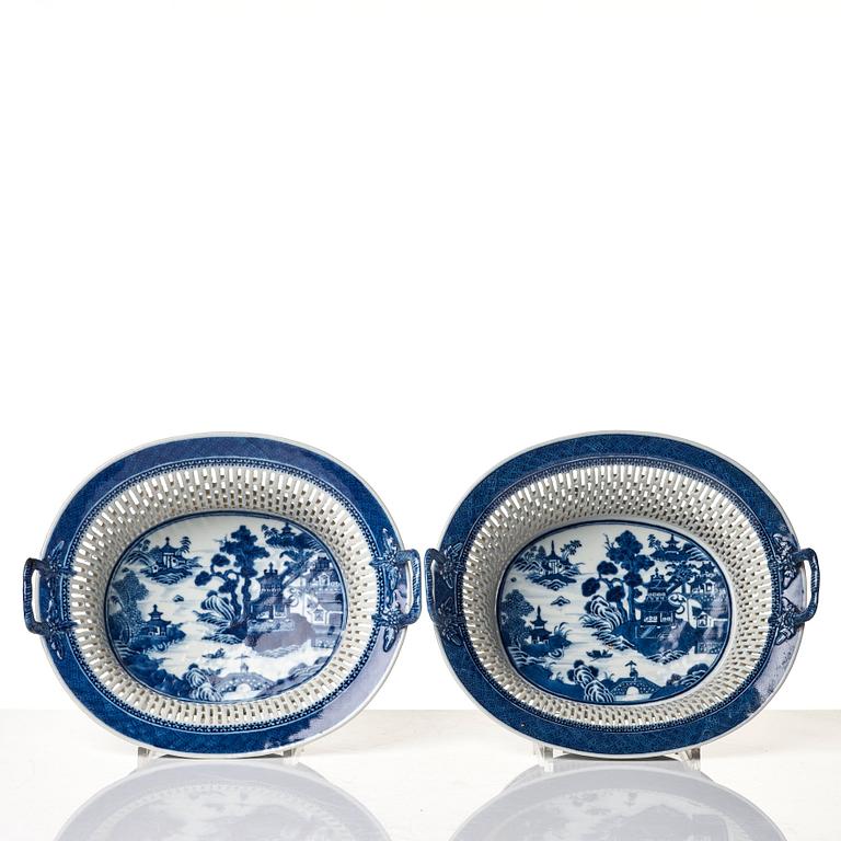 Gallerkorgar med fat, ett par, kompaniporslin. Qingdynastin, Jiaqing (1796-1820).