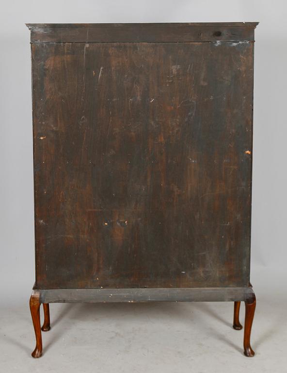 VITRINSKÅP, England, 1900-talets andra hälft.