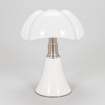 Gae Aulenti, pöytävalaisin, "Pipistrello", Martinelli Luce, Italia, malli suunniteltu 1965.