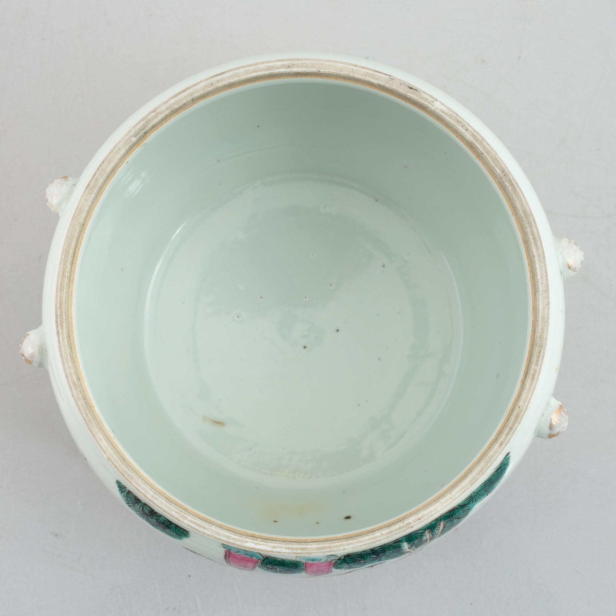 A famille rose tureen with cover, late Qing dynasty.