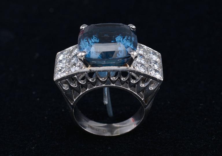 RING, topas ca 10 ct. briljantslipade diamanter ca 1,5 ct. Platina. Vikt 12,5 g.