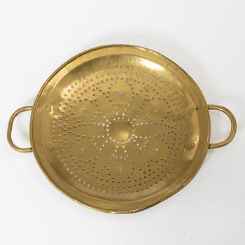 A brass colander, 18th / 19th century.
