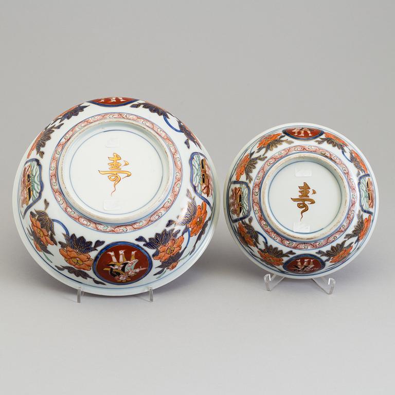 Two imari porcelain bowls, Japan, 20th century.