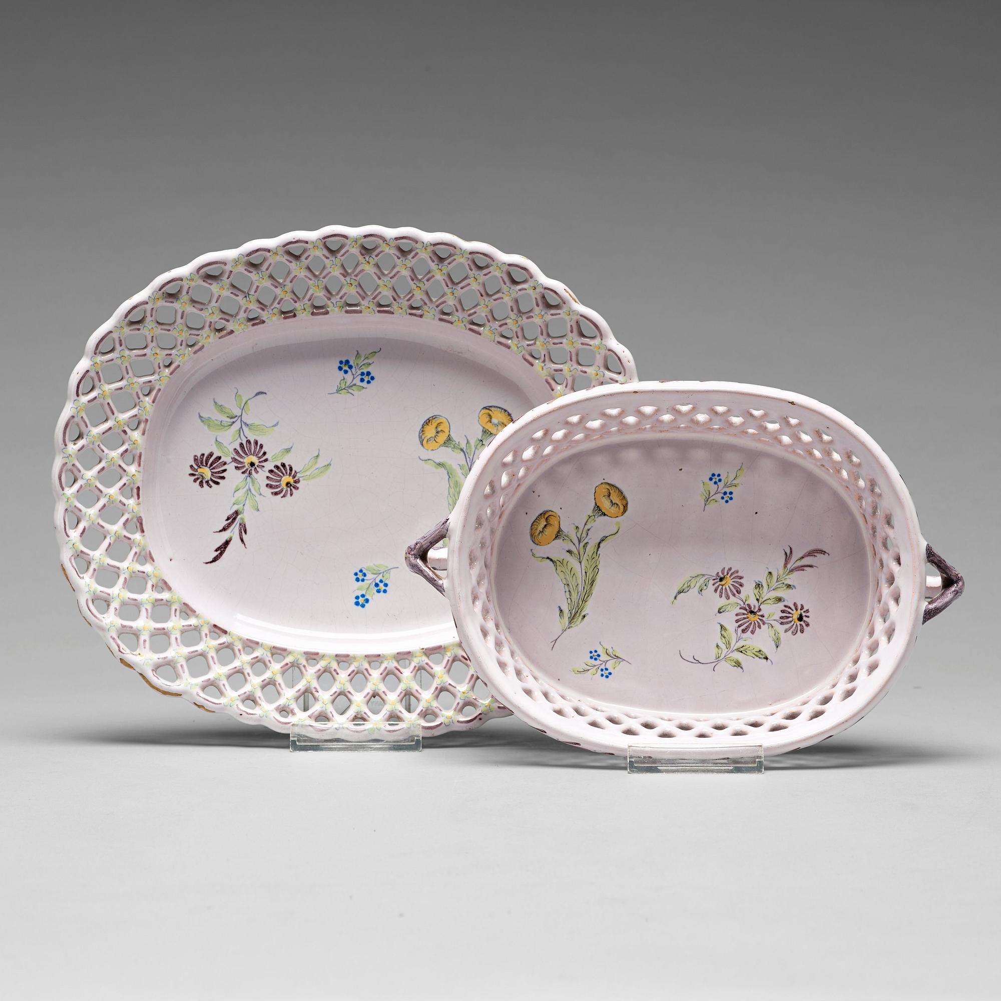 GALLERSKÅL med FAT, fajans. Rörstrand, 1700-tal.