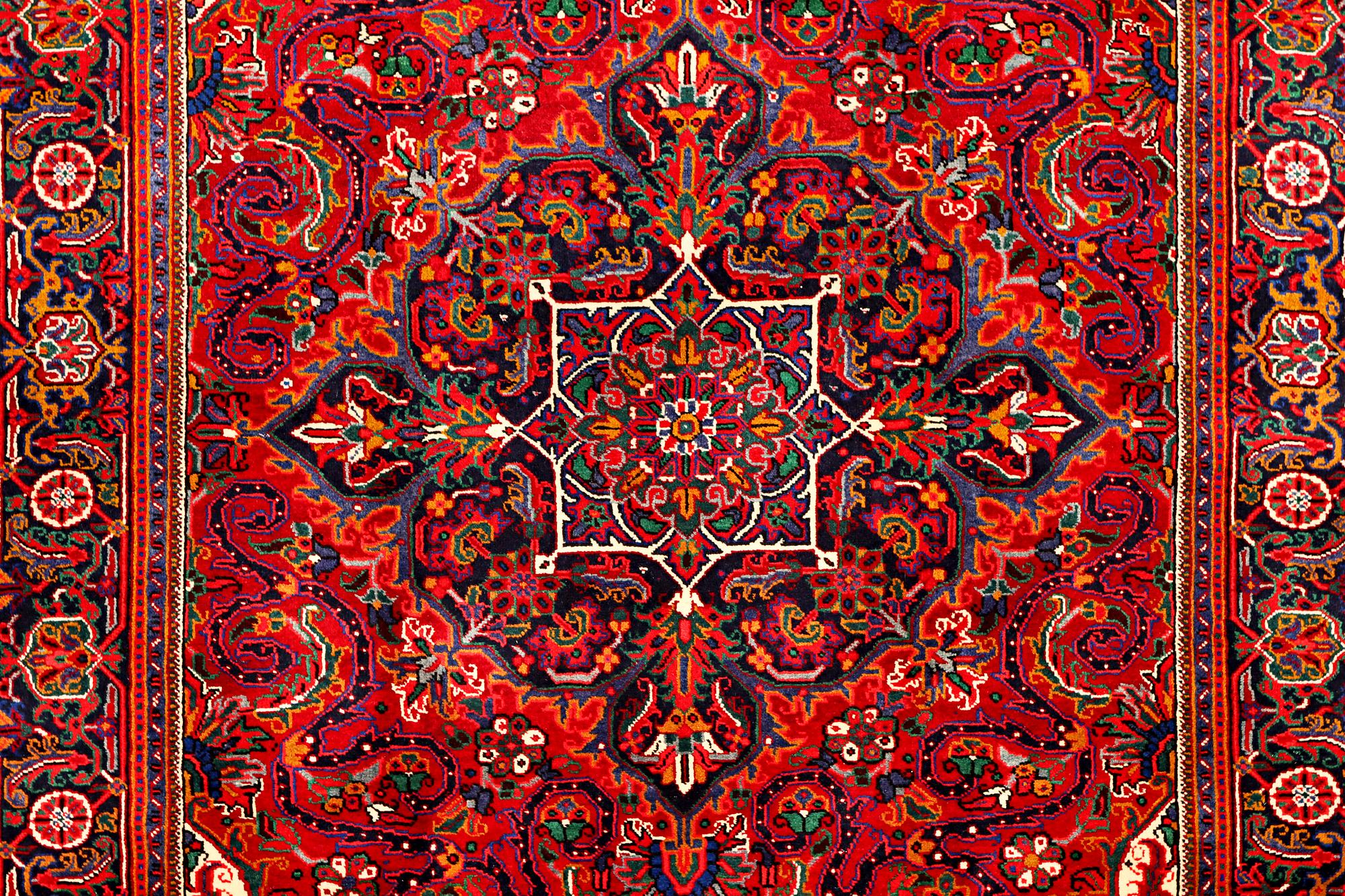A Heriz carpet, c. 303 x 203 cm.