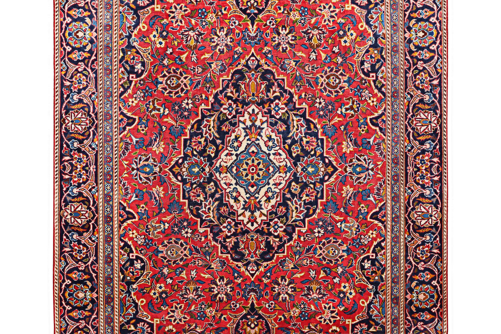 A carpet, Kashan, ca. 280 x 173 cm.