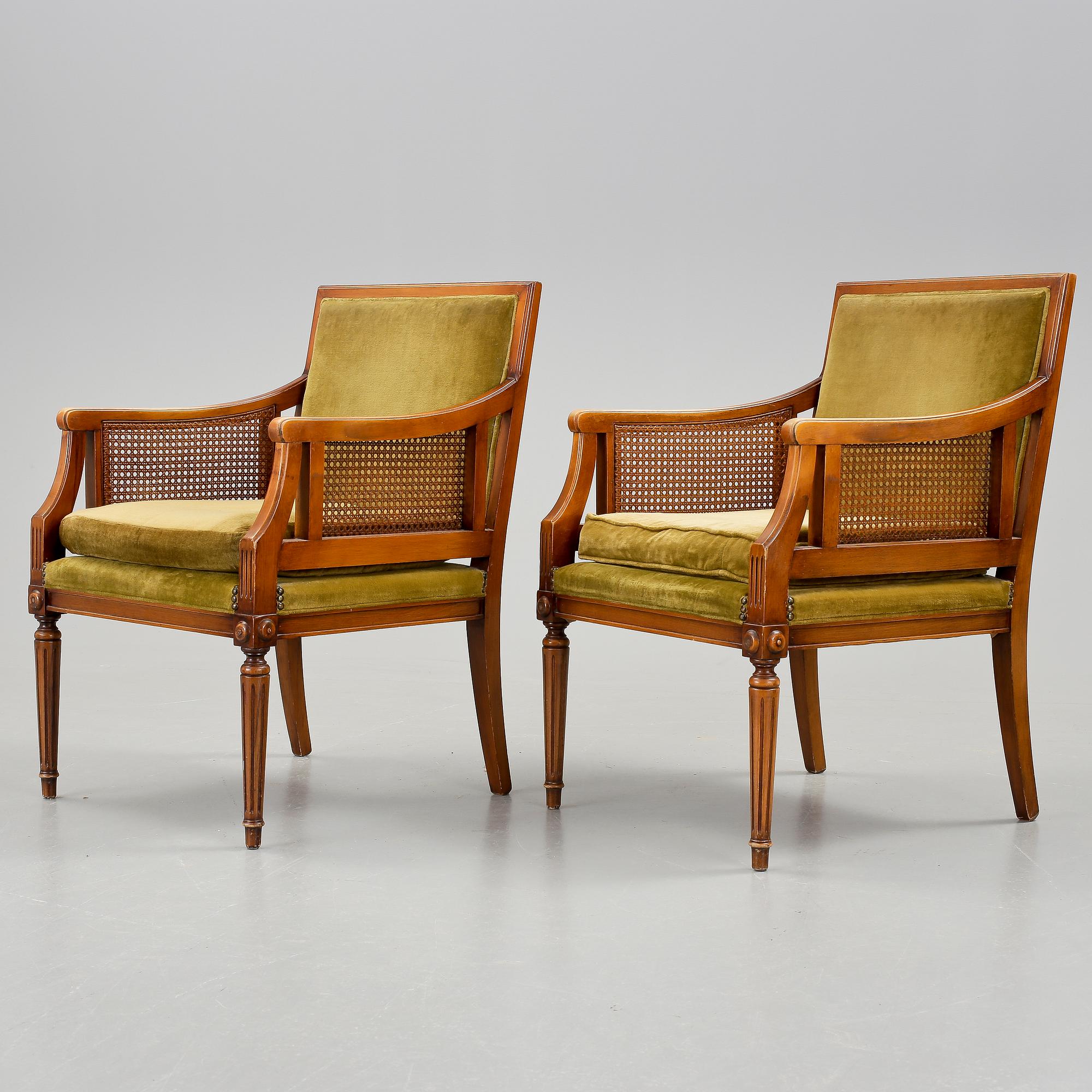 KARMSTOLAR/FÅTÖLJER, ett par. Gustaviansk stil, omkring 1900-talets mitt.