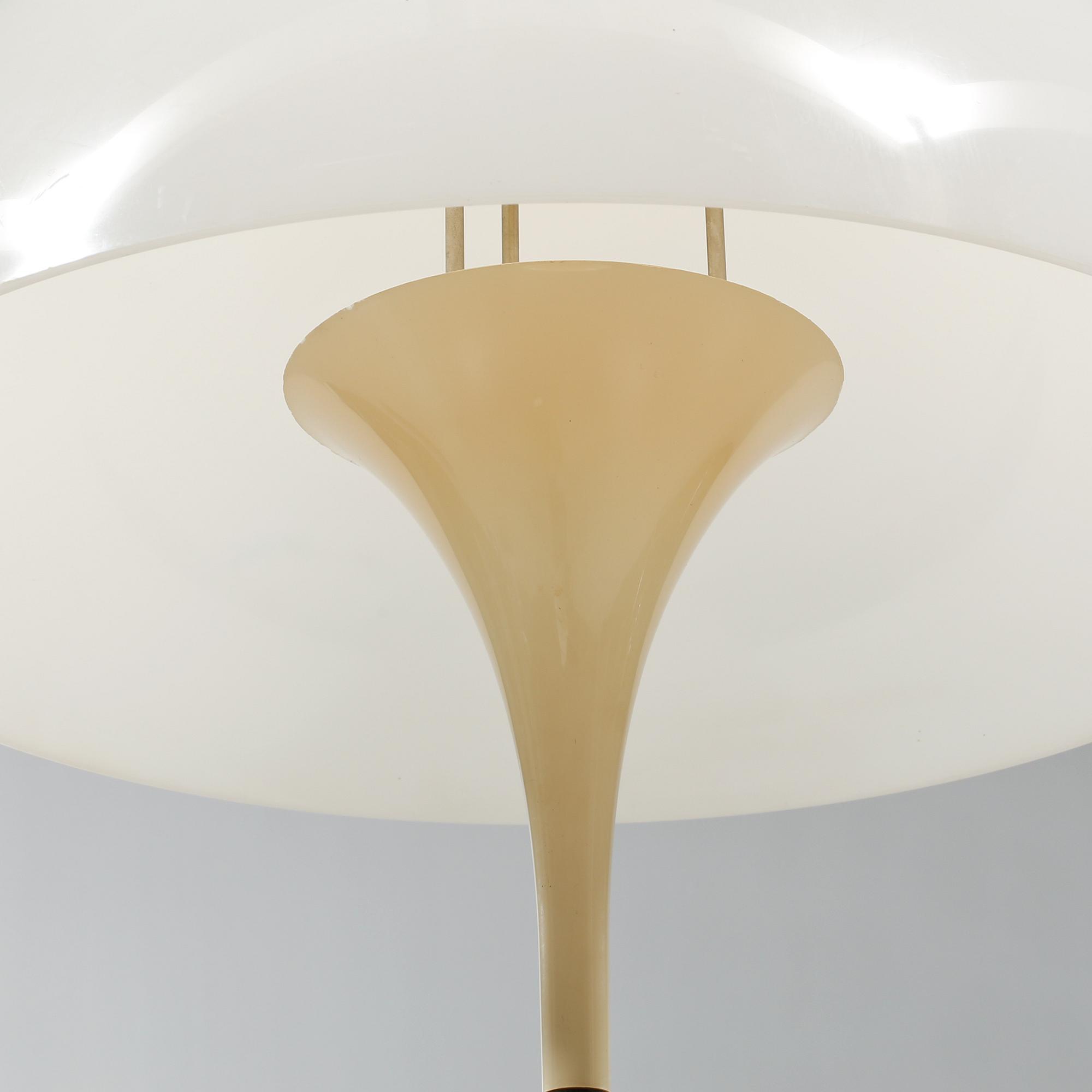 GOLVLAMPA, "Panthella", Verner Panton, Louis Poulsen, Danmark, formgiven 1971.