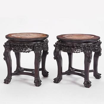 Bord, ett par, hardwood med infälld marmorskiva. Kina, omkring 1900.