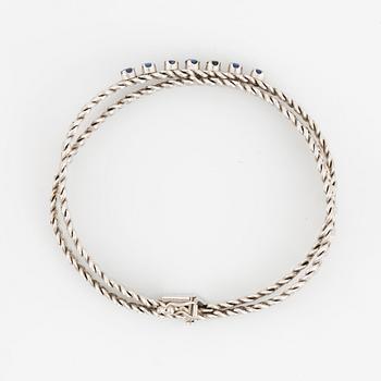 Armband vitguld med små fasettslipade safirer.