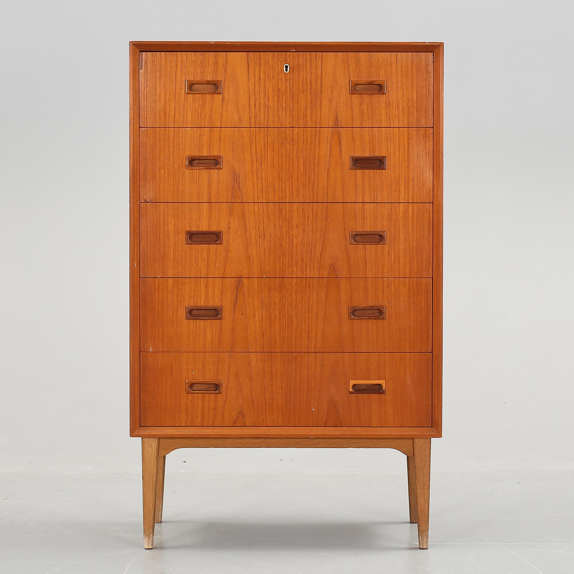 BYRÅ, fanerad med teak. 1960-tal.