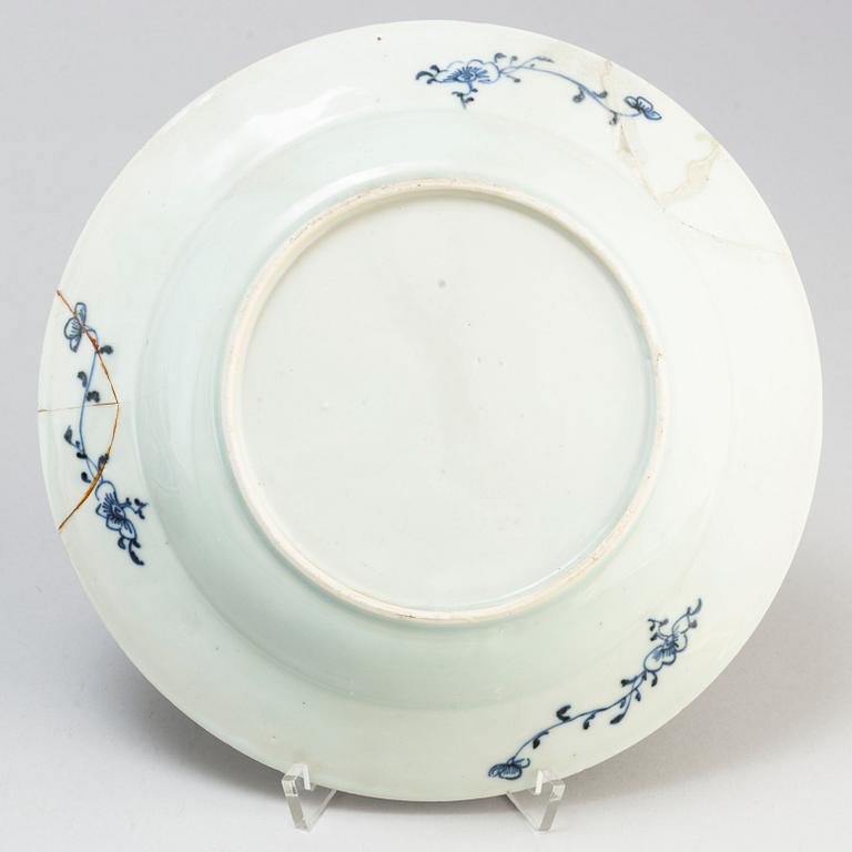 A blue and white export serving dish and three plates, Qing dynasty, Qianlong (1736-95).