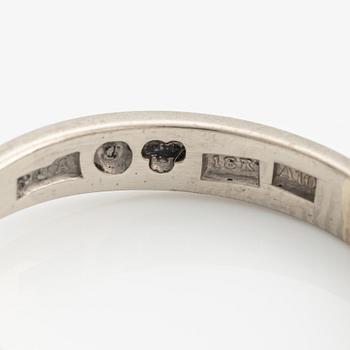 Ring in 18K white gold set with a round brilliant-cut diamond. 1970s.
